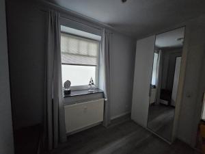 an empty room with a window and a mirror at Strandallee 150a in Timmendorfer Strand