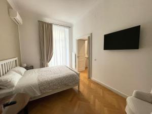 Televízia a/alebo spoločenská miestnosť v ubytovaní NAPOLIFOREVER Chiaia APARTMENT