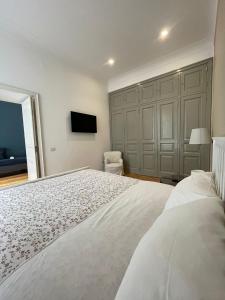 Posteľ alebo postele v izbe v ubytovaní NAPOLIFOREVER Chiaia APARTMENT
