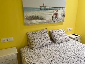 a bedroom with a bed and a painting on the wall at Apartamento de Pascualin con jardin privado en Ortigueira in A Coruña
