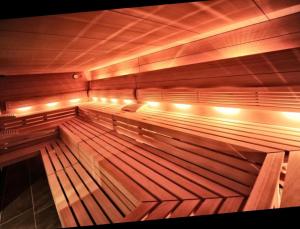 uma sauna de madeira vazia com luzes em Biancas Luxury Apartment close Ischgl Spa & Pool em Kappl