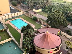 an overhead view of a swimming pool and a building at Stella Maris Flat 93 Amanzimtoti in Amanzimtoti