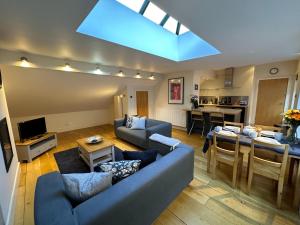 ein Wohnzimmer mit einem Sofa und einem Esszimmer in der Unterkunft Apartment Thistle Lane in Edinburgh