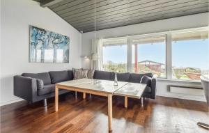 sala de estar con sofá y mesa en Amazing Home In Faaborg With 4 Bedrooms, Sauna And Wifi, en Bøjden