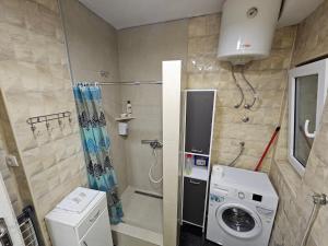 une petite salle de bains avec lave-linge et lave-linge. dans l'établissement Matea apartman, à Belgrade 39 autres photos