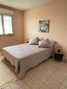 - une chambre avec un grand lit dans l'établissement Grand T2 proche centre ville, vue mer et montagne, à Bastia