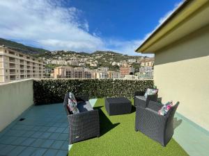 d'un balcon avec des chaises et une vue sur la ville. dans l'établissement Grand T2 proche centre ville, vue mer et montagne, à Bastia