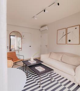 uma sala de estar com um sofá e uma mesa em Apartamento de diseño en Pozuelo em Pozuelo de Alarcón