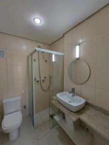 y baño con aseo, lavabo y ducha. en Rap House, en Nova Iguaçu