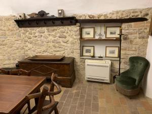 a kitchen with a table and a chair and a stove at Il Carpino - Dimora Fresca e parcheggio in Carpineto Romano