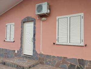 Casa rosa con ventana y aire acondicionado en Ferienhaus Bella Vista, en Villarios