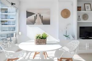 TV a/nebo společenská místnost v ubytování Precioso apartamento reformado con vistas directas al mar