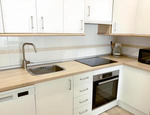 Kuchyň nebo kuchyňský kout v ubytování Precioso apartamento reformado con vistas directas al mar