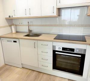 Kuchyň nebo kuchyňský kout v ubytování Precioso apartamento reformado con vistas directas al mar