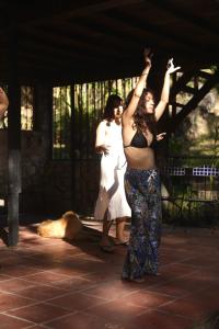 Inti Wasi في سان كارلوس: امرأة حامل تقف بذراعها في الهواء