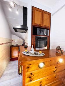 eine Küche mit einer Holzterrasse mit einer Arbeitsplatte in der Unterkunft L'appart Ixora climatisé avec terrasse ! in Les Abymes