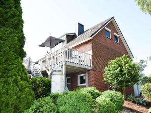 ein Backsteinhaus mit einer Treppe darüber in der Unterkunft Holiday apartment Elbe 