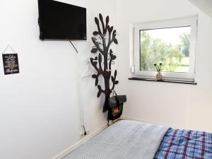 Schlafzimmer mit einem Bett und einem Fenster in der Unterkunft Holiday apartment Elbe 