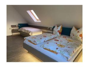 1 Schlafzimmer mit 2 Betten und einem Dachfenster in der Unterkunft Holiday room Lenzer Hafen in Lenz