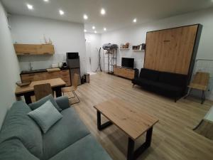 - un salon avec un canapé et une table dans l'établissement Grand studio spacieux et climatisé, à Saint-Raphaël