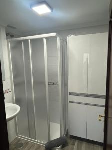 a bathroom with a shower and a sink at Acogedor apartamento con piscina yedae in Gáldar