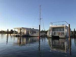 deux bateaux sont amarrés l'un à côté de l'autre sur l'eau dans l'établissement Houseboat NORDIC, à Großenbrode