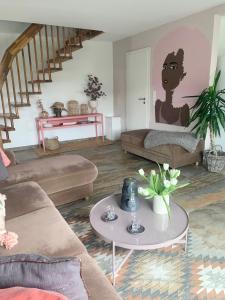 "Casa Diego"Ferienhaus mit Garten في بيليفيلد: غرفة معيشة مع أريكة وطاولة