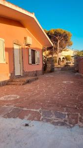ein Haus mit einer steinernen Einfahrt davor in der Unterkunft Ferienhaus Bella Vista in Villarios