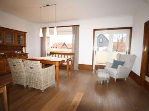 Una sala de estar con mesa de comedor y sillas. en Dornbusch Apartment 2, en Wunstorf