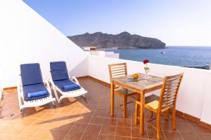 a balcony with a table and chairs and the ocean at Apartamento ático vistas al mar Internet de un IG in Gran Tarajal