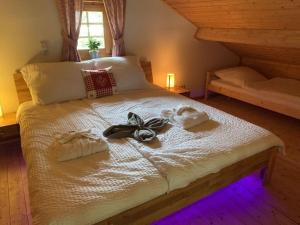ein Schlafzimmer mit einem Bett mit Handtüchern darauf in der Unterkunft Eifel Chalet holiday apartment 