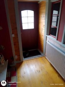 pusty pokój z drzwiami i oknem w obiekcie Konstnären Lenas hus. w mieście Bockara