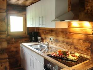 eine Küche mit einem Waschbecken und einem Tablett mit Lebensmitteln in der Unterkunft Eifel Chalet holiday apartment 