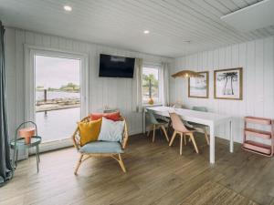 Μια τηλεόραση ή/και κέντρο ψυχαγωγίας στο Attractive houseboat on the lake