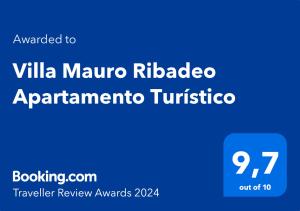 niebieski znak z napisem Villa Marquez Ruedegaarmaarmaarma w obiekcie Villa Mauro Ribadeo Apartamento Turístico w mieście Ribadeo