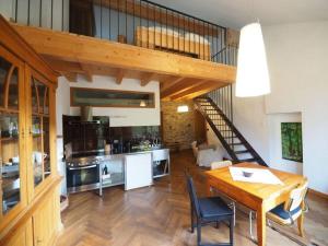 Una cocina y un comedor con una mesa y una escalera. en Lindenblatt ' right, en Urbar