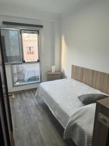 Ένα ή περισσότερα κρεβάτια σε δωμάτιο στο Acogedor apartamento con piscina yedae