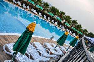 Bazén v ubytování Villa Luigi Hotel & Restaurant Nuova gestione nebo v jeho okolí