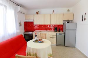Kuchyň nebo kuchyňský kout v ubytování Sunny coast halkidiki! + 24 fotografií