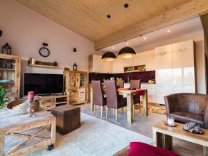 uma cozinha e sala de estar com mesa e cadeiras em Penthouse Tauberblick Terrace em Tauberbischofsheim