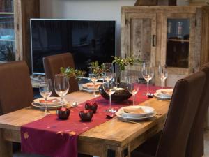 uma mesa de madeira com copos de vinho e comida em Penthouse Tauberblick Terrace em Tauberbischofsheim