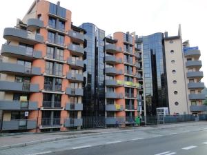 una fila de edificios de apartamentos altos en una calle en Ametyst, en Krynica-Zdrój