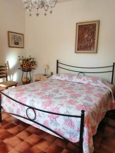 - une chambre avec un lit et une couette rose dans l'établissement Il Casaletto, à Acquasparta