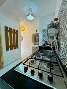 塔哈佐特La Banane House的客房内的厨房配有炉灶烤箱