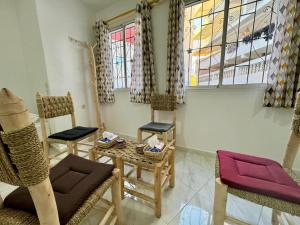 塔哈佐特La Banane House的一间有椅子、桌子和窗户的房间 更多10张照片