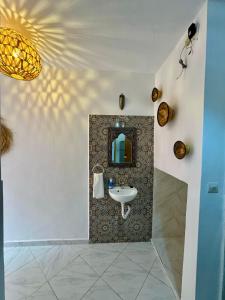 塔哈佐特La Banane House的浴室里有洗手池和镜子