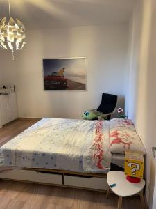 1 dormitorio con 1 cama grande y 1 silla en Affittacamere Braciolina, en Quattro Castella