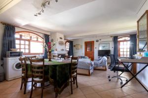 kuchnia i salon ze stołem i krzesłami w obiekcie Jacuzzi Pool House AMA5690 w Chalkidzie