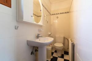 A bathroom at Jacuzzi Pool House AMA5690
