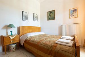 A bed or beds in a room at Jacuzzi Pool House AMA5690